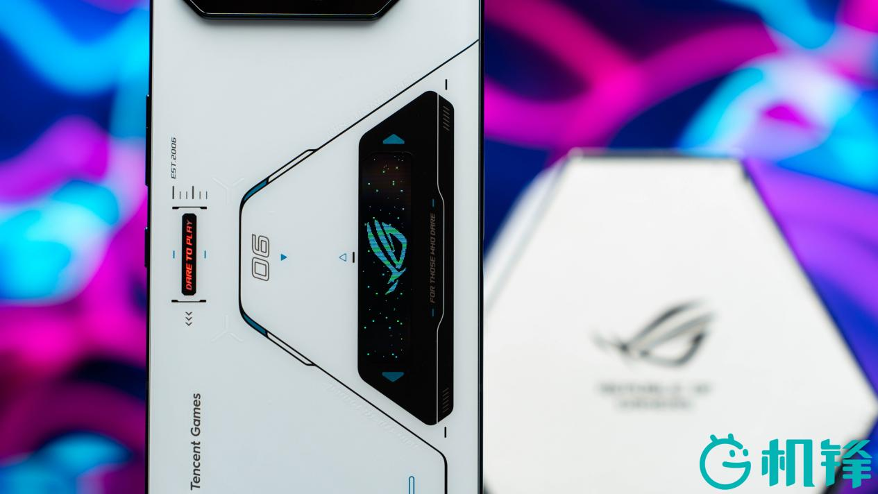 ROG6 Pro 采用幻影白配色，搭载 ROG Vision 炫彩个性视窗，可以在各种场景下显示不同的动画效果，并且这些动画效果是可自定义的。比如在亮屏时可以显示时间或者败家之眼的logo。