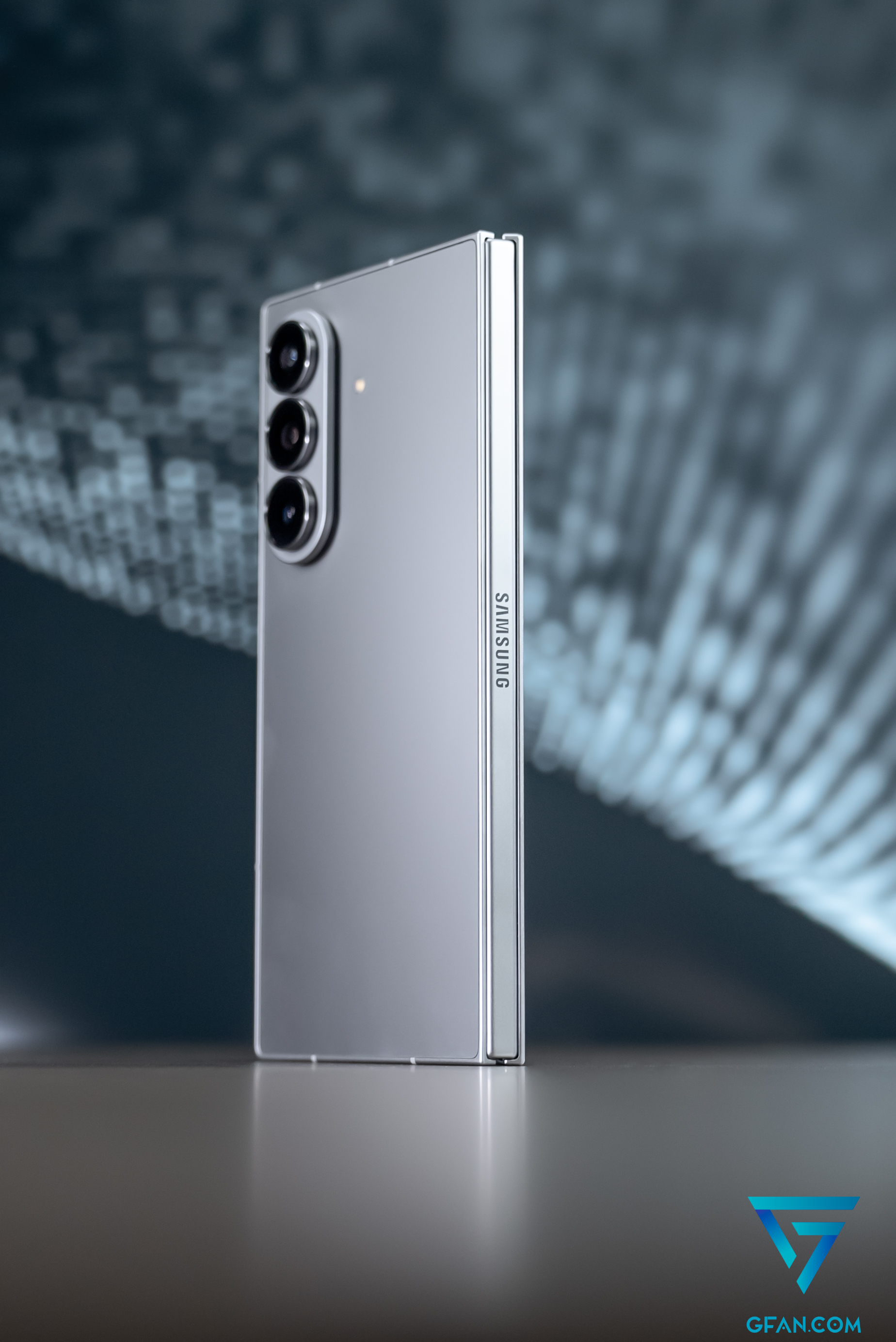 三星Galaxy Z Fold7以215g超薄机身，8.9mm折叠/4.2mm展开，重新定义折叠美学。2亿像素主摄+100°超广角，AI暗光增强。多任务与Galaxy AI深度融合，激发生产力与创造力