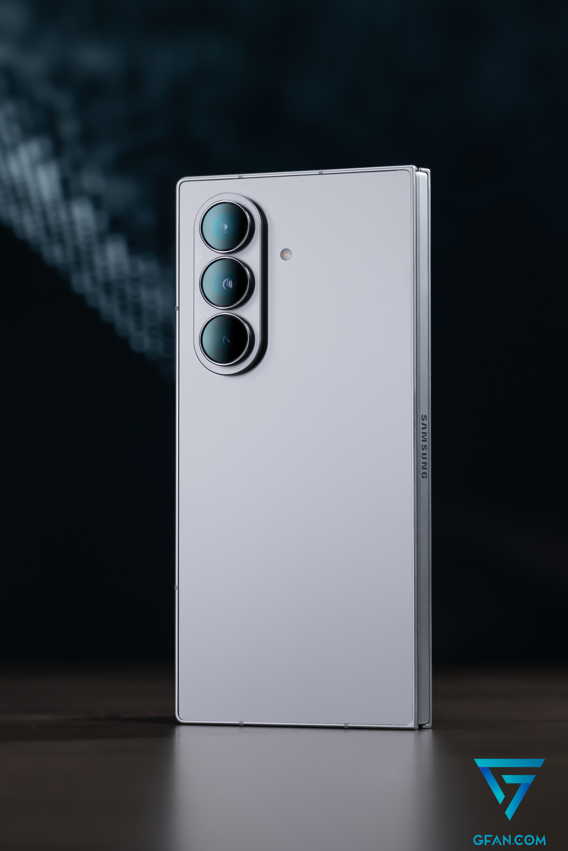 三星Galaxy Z Fold7以215g超薄机身，8.9mm折叠/4.2mm展开，重新定义折叠美学。2亿像素主摄+100°超广角，AI暗光增强。多任务与Galaxy AI深度融合，激发生产力与创造力