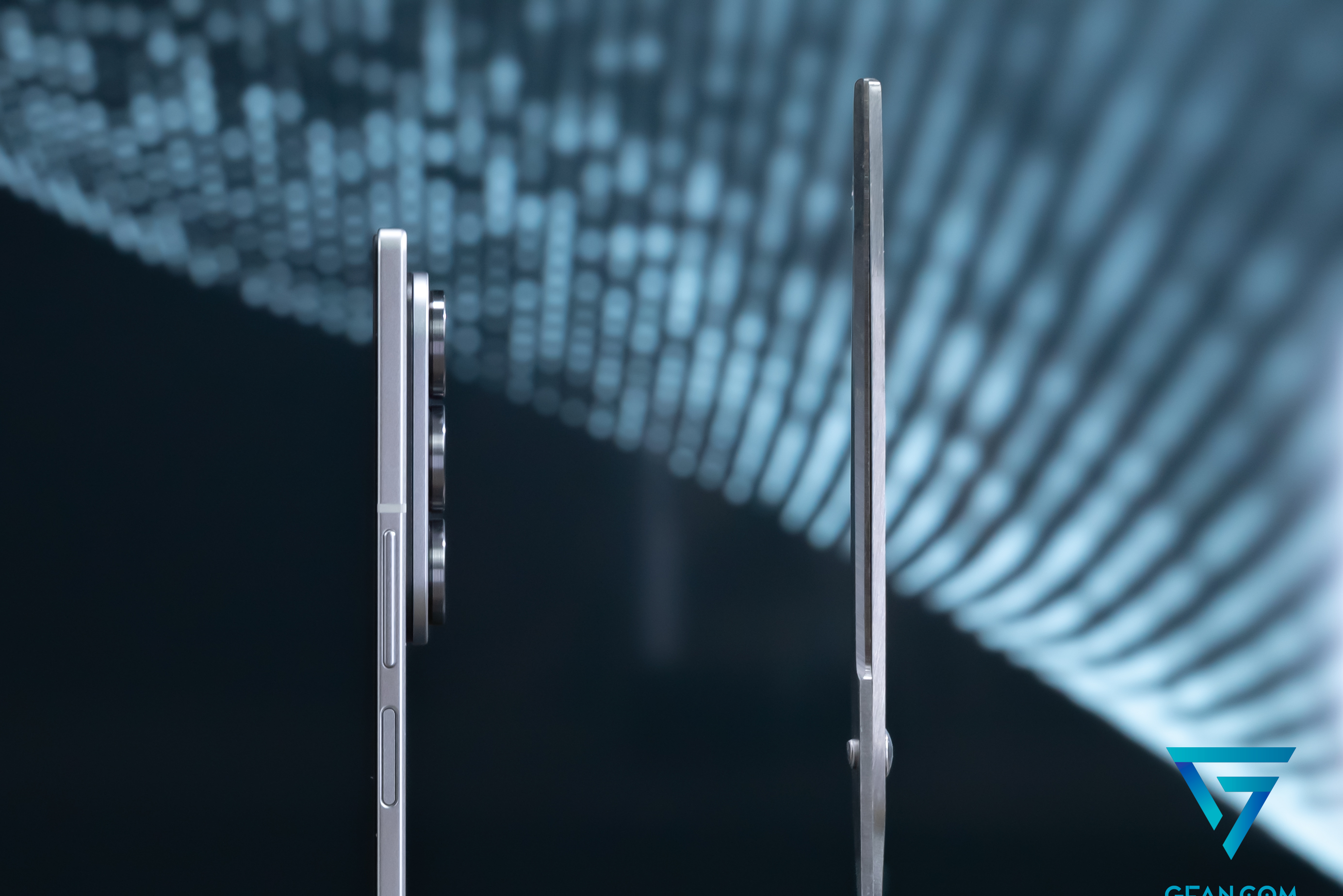 三星Galaxy Z Fold7以215g超薄机身，8.9mm折叠/4.2mm展开，重新定义折叠美学。2亿像素主摄+100°超广角，AI暗光增强。多任务与Galaxy AI深度融合，激发生产力与创造力