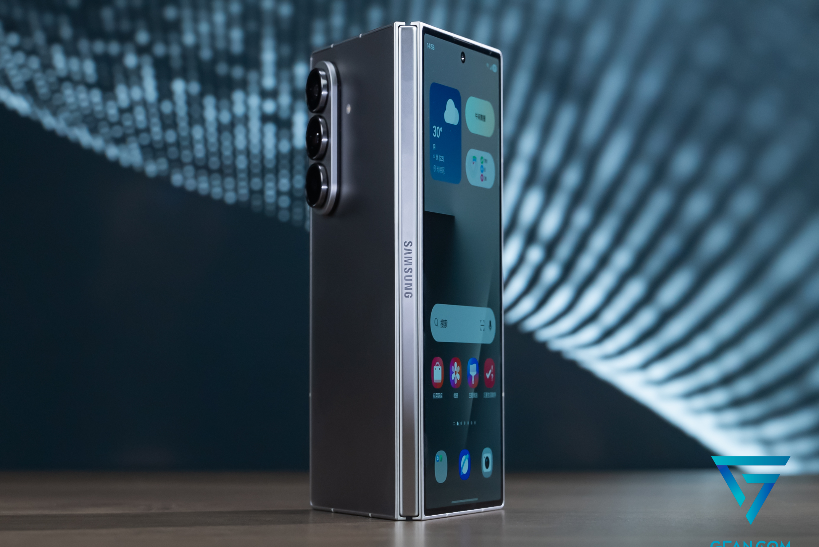 三星Galaxy Z Fold7以215g超薄机身，8.9mm折叠/4.2mm展开，重新定义折叠美学。2亿像素主摄+100°超广角，AI暗光增强。多任务与Galaxy AI深度融合，激发生产力与创造力