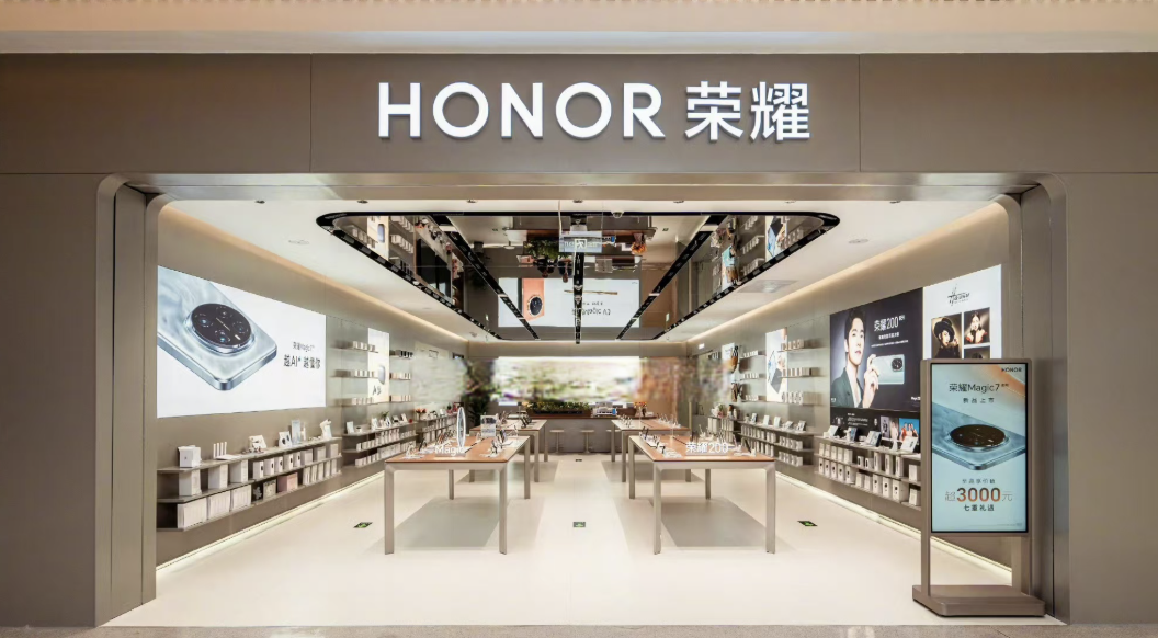 视频博主造谣荣耀门店起火致伤亡｜涉事者陆某已被刑拘并公开致歉