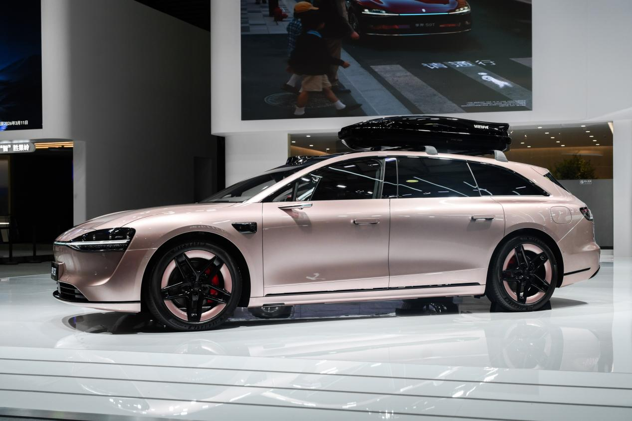 粉色享界S9T亮相上海AWE，引领春日出行新潮流