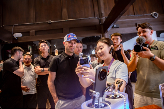 从赛道极限到AI探索，张雪机车车手德比斯体验荣耀Robot Phone