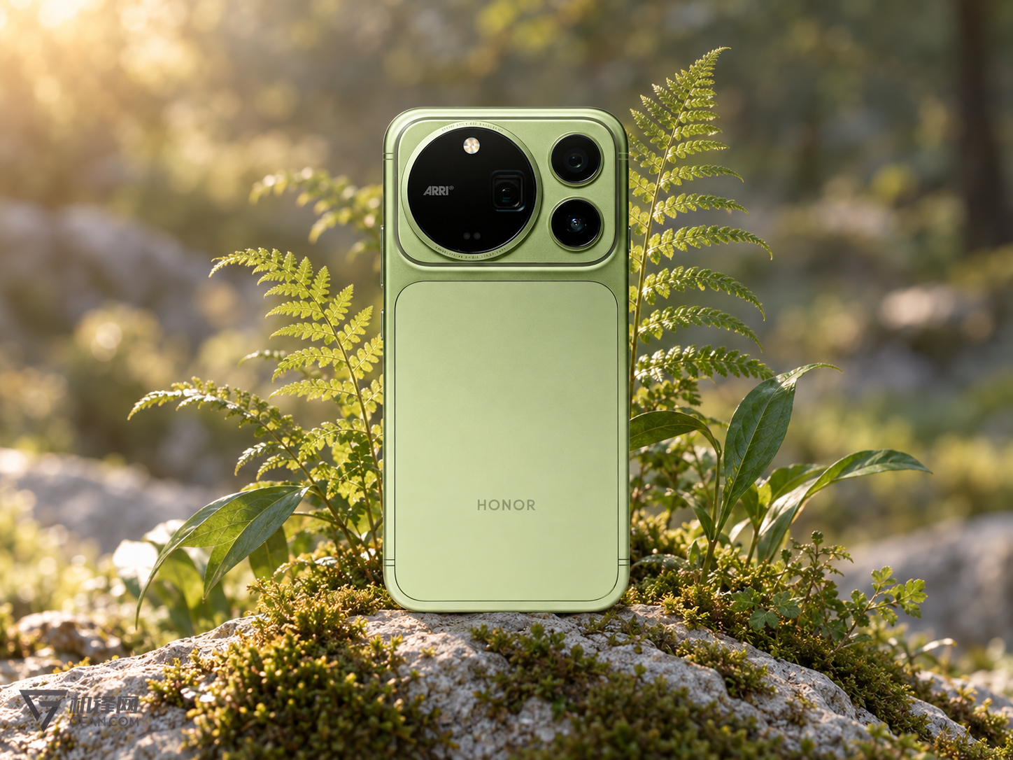 荣耀 Magic9 Pro Max：山野苔青，装进掌心