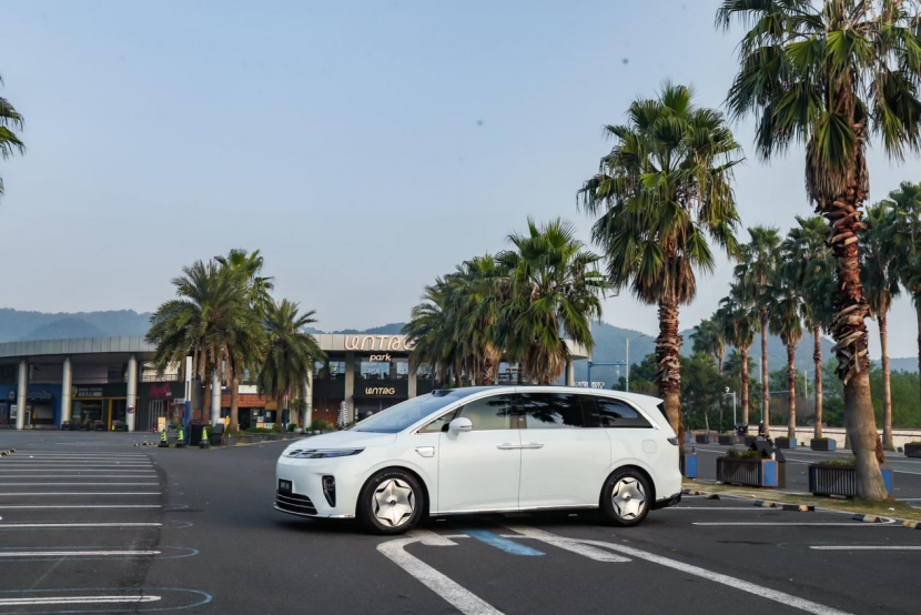标配±12°后轮转向，MPV最小转弯半径：享界V8重新定义家用MPV驾控门槛